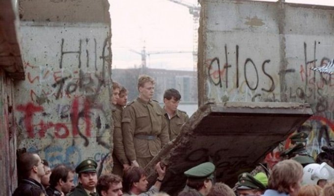 Берлинская стена – 50 лет с начала возведения (38 фото)