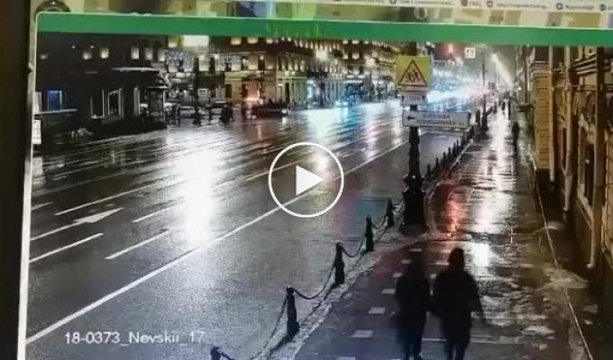 В Петербурге пьяный водитель на скорости снес пешеходов и попытался сбежать