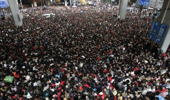 На железнодорожной станции Гуанджоу скопилось более 100 000 пассажиров (9 фото)