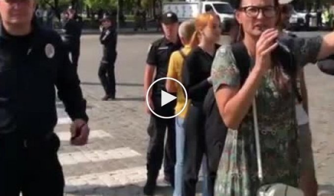 Вам на завод надо! Очень религиозная женщина посетила митинг ЛГБТ на Украине