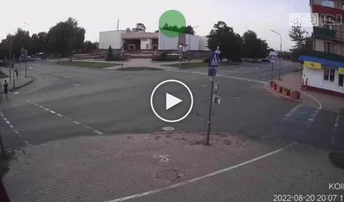 Мотоциклист проскользил перекресток на красный сигнал светофора