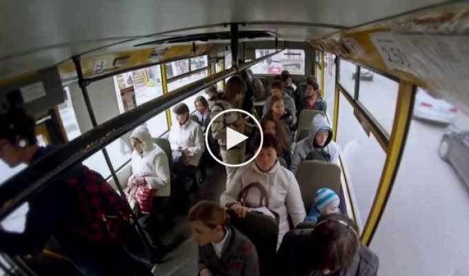 Девушка спела Гимн Украины в общественном транспорте