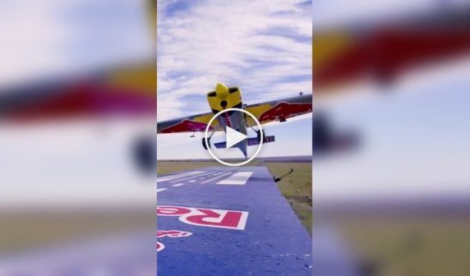 Впервые в мире: пилот садится на движущийся поезд и взлетает с него