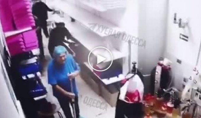 В Одесі прибиральниця спеціально намила підлогу, щоб помститися колегі