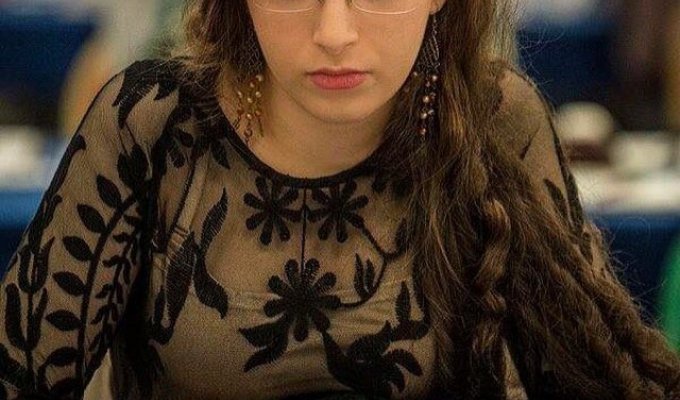 Иранскую шахматистку выгнали из сборной за игру без хиджаба (5 фото)
