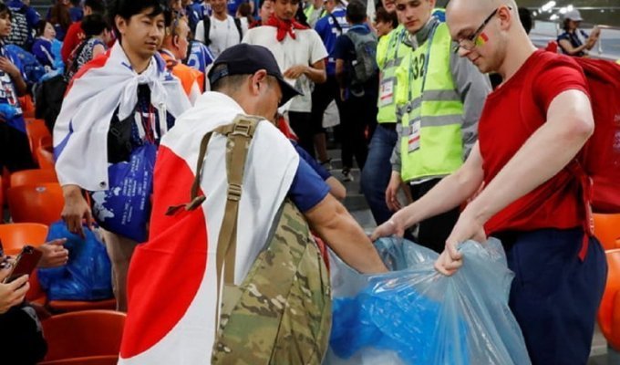 Японские болельщики изменили культуру футбольного мира (10 фото + 1 видео)