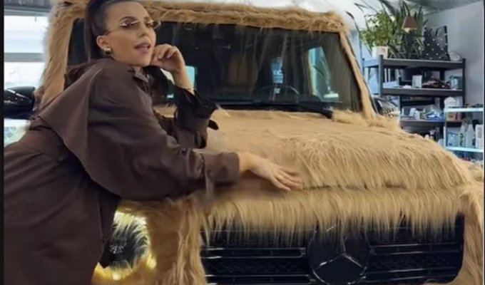 Шуба на колёсах: в Киеве заметили меховой Mercedes G-Class (4 фото)
