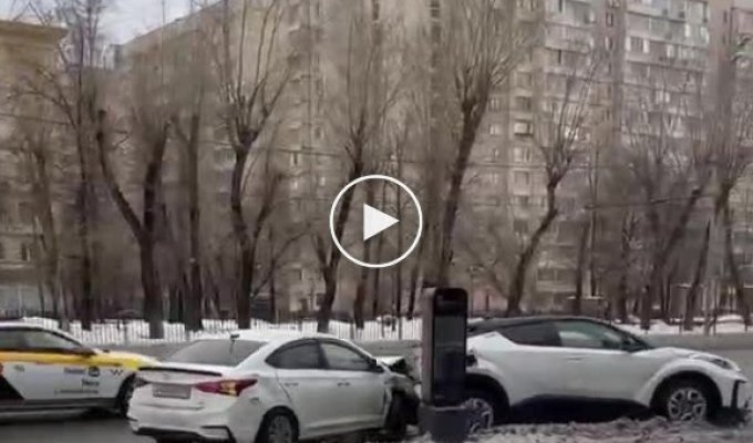 In Moscow, an inadequate driver rammed a charging electric car several times