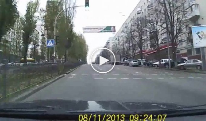 Таксист в Киеве не уступил любителю левого ряда