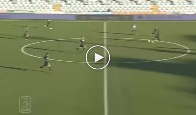Crazy goal from Cremonese team player Michel Castagnetti