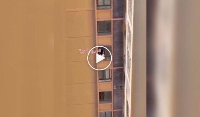 In China, a mistress descended from a 10th-floor building along a facade, fleeing from her returning wife