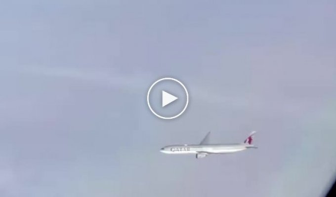 Boeing 777 flies 600 meters below
