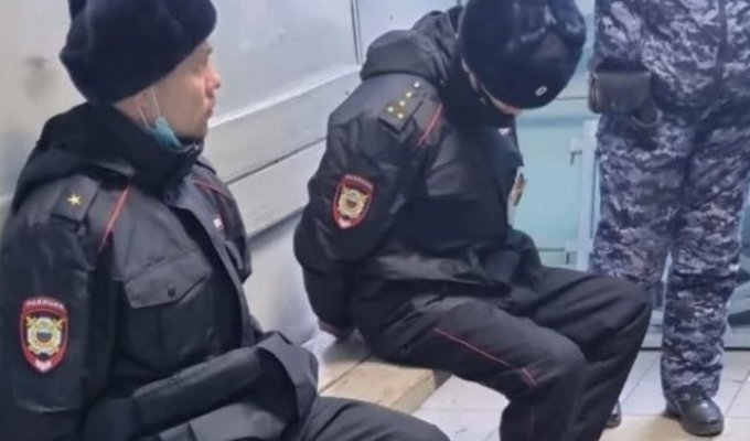 В Екатеринбурге задержали "закладчиков", которые додумались переодеваться в полицейских, разнося наркотики (фото + видео)