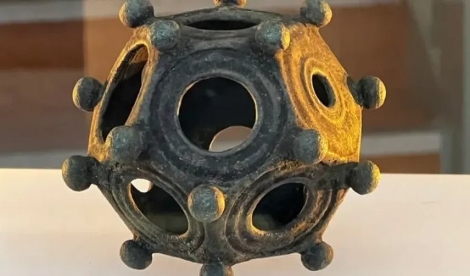 Archaeologists are puzzled by a strange Roman object found in England (3 photos)