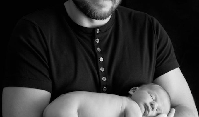 Счастье на лице отца, держащего на руках новорожденную дочь (2 фото)