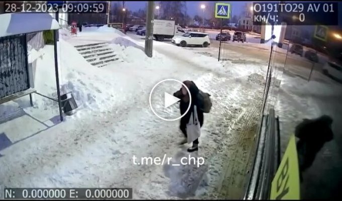 Caught under wheels: in Russia, a bus drove over a teenager’s hand