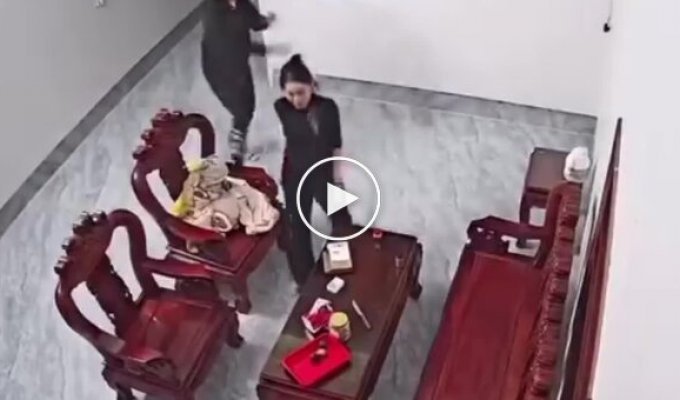 Переоценила свои силы: девушка случайно ударила парня