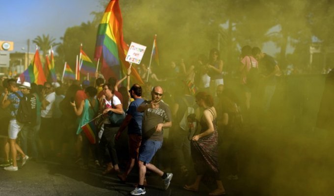 На Кипре состоялся первый в истории гей-парад (18 фото)