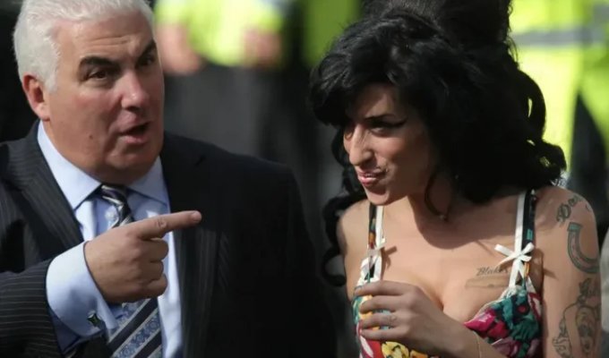 Amy Winehouse's father ordered to pay her friends almost £1 million (4 photos)