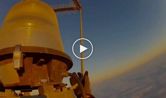 Кто меняет лампы над облаками