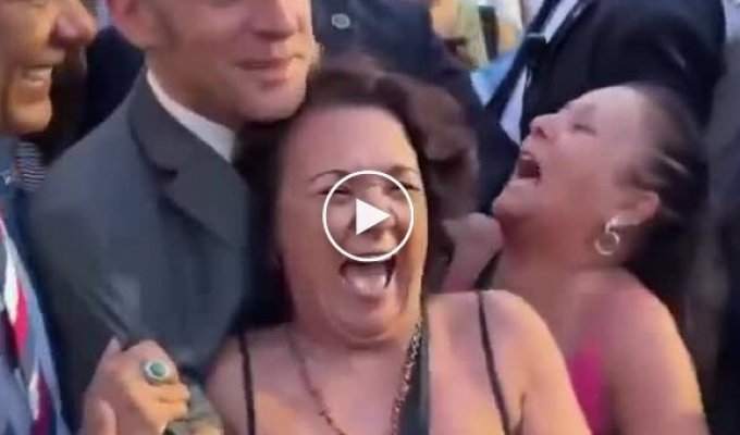 Неожиданный момент: Макрон и внимание двух женщин