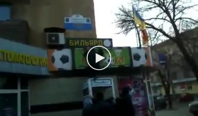 Русские "туристы" сожгли флаг Шахтера и Украины (маты)