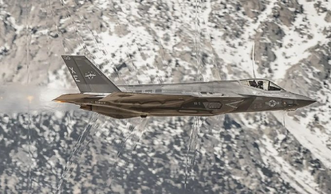 Photographer captures how shock waves refract light around F-35C aircraft (5 photos)