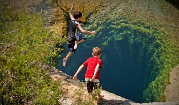 Опасное купание в техасском Колодце Иакова (12 фото)