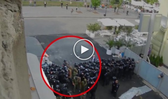 Пророссийские активисты стреляют под прикрытием милиции в Одессе (майдан)