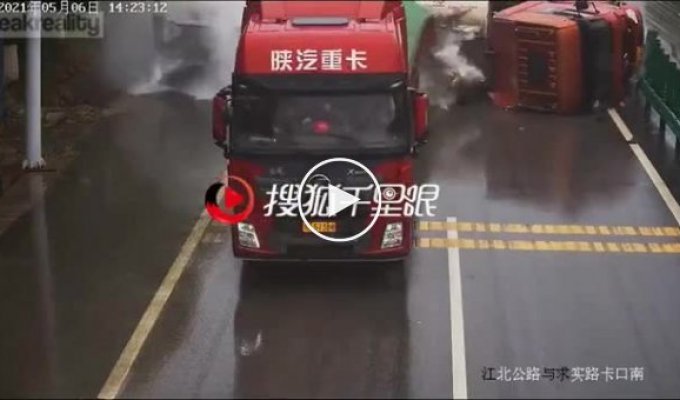 Столкновение фур на трассе в Китае