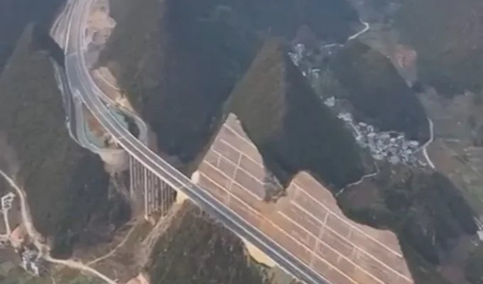 В Китае разрезали горы для возведения моста-рекордсмена! (3 фото)