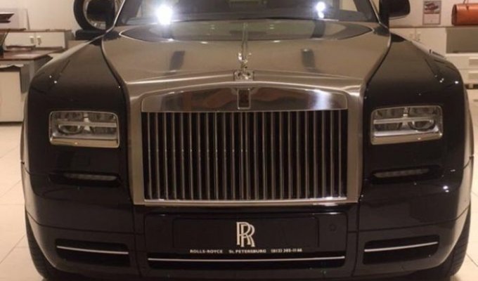 In St. Petersburg, a man with a lion cub bought a Rolls-Royce (3 photos)