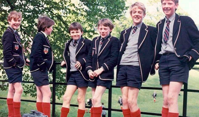Why are boys under 8 not allowed to wear pants in England? (2 photos)