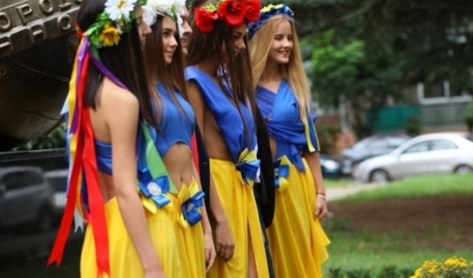 На праздновании 70-й годовщины УжНУ студенток нарядили в откровенные платья (7 фото)