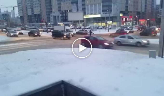 В Екатеринбурге парень регулирует дорожное движение