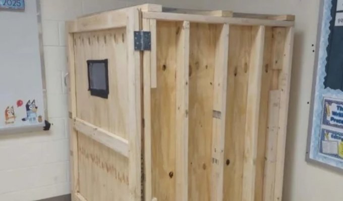 В школе установили "ящик для наказаний" (2 фото)