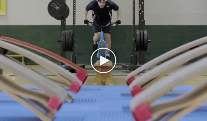 Захватывающие трюки на велосипеде в спортзале
