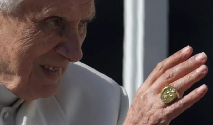Why is the Pope's ring called the "Ring of the Fisherman" and what is its secret (6 photos)