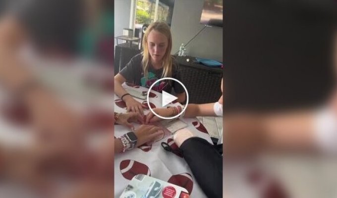 Подростки пытаются достать диск из коробки