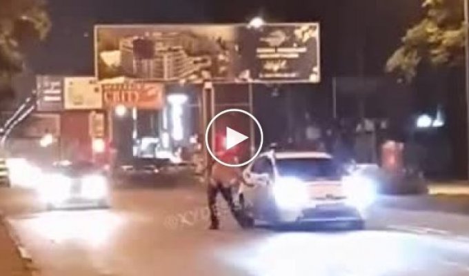 Пьяный мужчина перепутал полицейскую машину с такси и попробовал в нее сесть (мат)