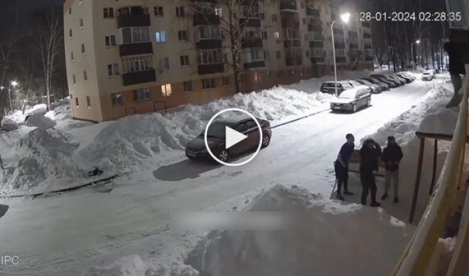 В России парень упал с козырька, пытаясь попасть в подъезд