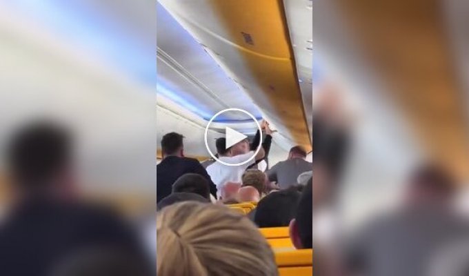 He slapped and made noise: social networks were shocked by a man who got into a fight on board