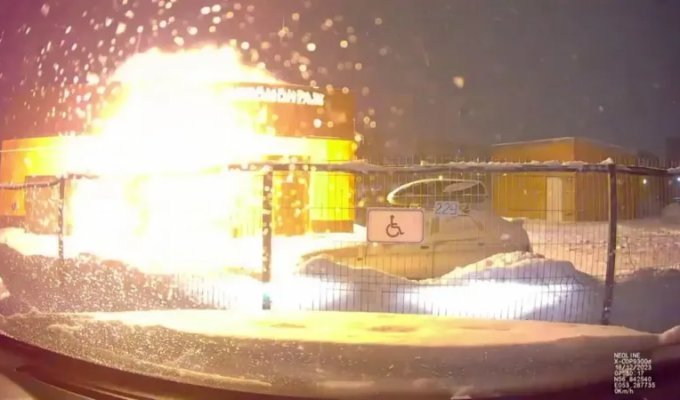 Потужний вибух та подальша пожежа знищили автомийку в Іжевську (4 фото + 2 відео)