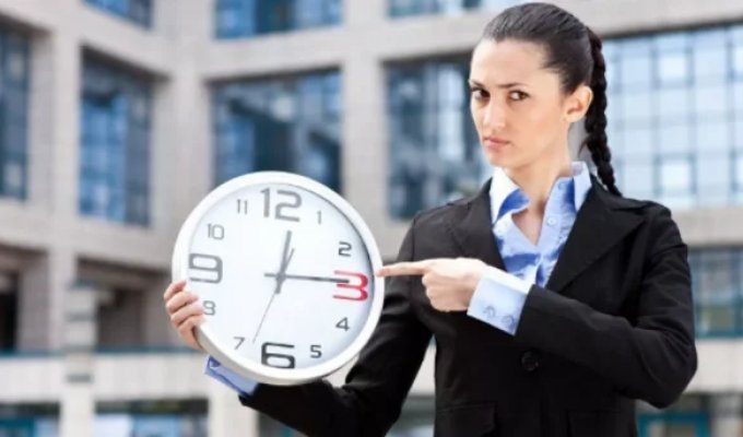 A Show of False Concern, or Why You Shouldn't Wait for Latecomers (4 photos)