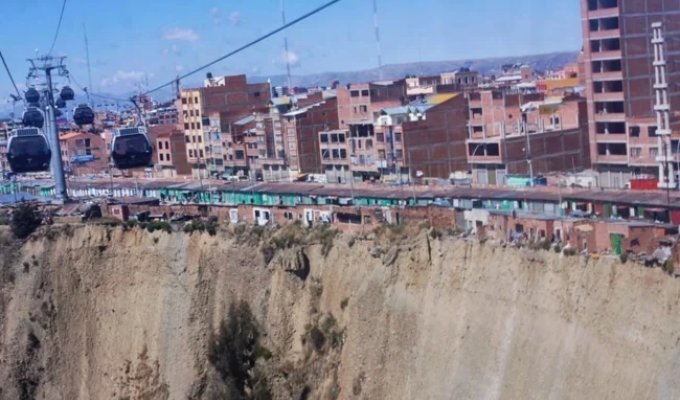 They believe in the power of a deity: people live on the edge of a steep cliff and do not want to move (3 photos + 1 video)