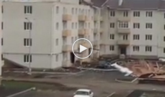 Сильный ветер сорвал крышу с жилого дома