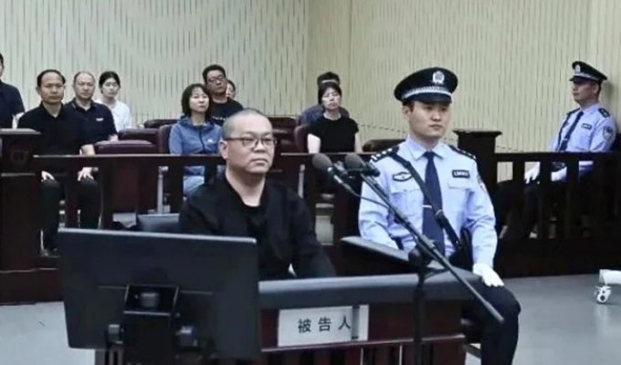 В Китае за взятки казнили гендиректора инвестиционной компании (2 фото)