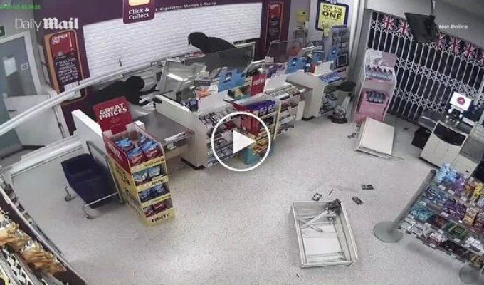 В Лондоне грабители проникли в магазин с помощью бензопилы