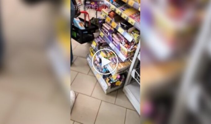 Пьяный российский оккупант ругает покупателей магазина в российских Чебоксарах