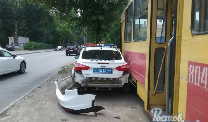 В Ростове трамвай столкнулся с автомобилем ДПС (5 фото)